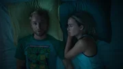 Hilma (Alba August) und Ola (Björn Gustafsson) sprechen im Bett über ihre Möglichkeiten.