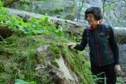 Luisa Adlkofer vom Touristenverband der Sächsischen Schweiz entdeckt das heimische Moos.