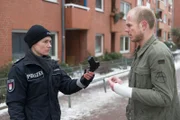 Franzi (Rhea Harder, l.) konfrontiert Marc Böll (Martin Laue, r.) damit, dass in seiner Wohnung eine Leuchtpistole gefunden wurde. Böll behauptet, sie seit seiner "Anarcho"-Zeit nicht mehr benutzt zu haben.