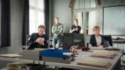 Die Kommissare Kai Timmermann (Mathias Junge), Lars Pöhlmann (Dominic Boeer), Anneke van der Meer (Isabel Berghout) und Katrin Börensen (Claudia Schmutzler) tragen die Ergebnisse zusammen: Hat Jonas seinen Vater umgebracht, um an sein Erbe zu kommen? Oder schützt die Mutter ihren Sohn und wollte selbst ihren Ex-Mann loswerden? Oder ist der Täter doch im Kreise der Blaublüter ausfindig zu machen? Hat Ben von Seelow seinen Nebenbuhler ausgeschaltet? Eines steht fest, Bodo Wittke hatte mehr Feinde, als ihm lieb war.