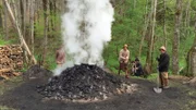 Die Köhler beim Löschen der Holzkohle: Um 1700 ein brandgefährlicher Job.