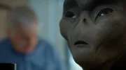 Ein Alien. So, wie wir sie uns klassisch vorstellen. Im Hintergrund: Ein Alienjäger. Seth Shostak vom Search for Extraterrestrial Intelligence Institute.