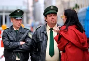 Xaver (Andreas Giebel, Mitte) und Felix (Florian Karlheim, links) mit Beate Saftig (Viola von der Burg, rechts).