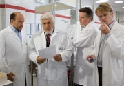 Im Labor erfahren Konrad (Mario Adorf, 2.v.li.) und seine beiden Söhne Sven (Kai Scheve, re.) und Lars (Max Urlacher, 2.v.re.) von dem Chemiker Ole (Christoph Tomanek), dass die geheime Rezeptur ihrer Marzipanmischung perfekt kopiert worden ist.