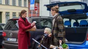Karoline Joost (Nike Fuhrmann, l.) trifft bei ihren Ermittlungen auf den Jungen Tim Kern (Yvon Sable Moltzen, M.), der dem Sohn eines Verdächtigen fast identisch aussieht. Sie vermutet eine Verbindung zu der Reproduktionsklinik und bestellt die Mutter des Kindes, Maren Kern (Nora Moltzen, r.), für ein Verhör ins Revier. Der kleine Tim ist sichtlich verwirrt über die erneute Verwechslung, da dies anscheinend nicht das erste Mal vorkommt. Was haben die Familien zu verbergen?