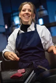 Sarah Hallmann in Berlin. Auch in der Sterneküche ist entspanntes Arbeiten möglich.