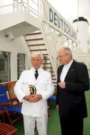 Siegfried Rauch (li.) und Dietrich Mattausch (re.) in "Das Traumschiff: Bali - Insel der Götter"