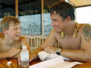 Noch ahnt der kleine Tobias (Timmi Trinks) nicht, dass sein neuer Freund Lutz (Andreas Brucker) in Wahrheit sein Vater ist.