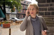 ARD HEITER BIS TÖDLICH - ALLES KLARA II. Staffel (16 neue Folgen), Folge 31 "Letzte Runde Lotussitz". Sylvia Wegener (Winnie Böwe) erhält einen Anruf.