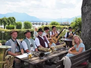 De boarische Bris' mit Moderatorin Susanne Wiesner am Chiemsee.
