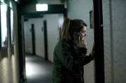 ARD Degeto MORD AUF SHETLAND - EIN UNHEIMLICHER BESUCHER, "Shetland - Series 3", am Sonntag (12.04.20) um 21:45 Uhr im ERSTEN. Tosh (Alison O'Donnell) gerät bei ihren Ermittlungen in Gefahr.