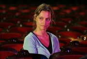 Choreographin Fanny Eiswald (Catherine Flemming) freut sich auf die anstehende Tournee.