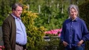 Hinni (Peter Kurth) und Vera Eckhoff (Iris Berben) stehen sich als Nachbarn in allen schwierigen Lebenssituationen bei.