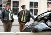 ARD/HEITER BIS TÖDLICH - MÜNCHEN 7, Krimiserie mit 16 neuen Folgen, Folge 24 "Die zwölfte Frau", am Mittwoch um 18.50 Uhr im Ersten. Auf dem Altstadtring gab es einen Unfall und nun steht in der Leitplanke ein demoliertes Auto, doch vom Fahrer fehlt jede Spur. Xaver (Andreas Giebel, l.) und Felix (Florian Karlheim, r.) überlegen, was zu tun ist.