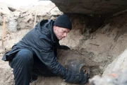 Bei Bauarbeiten wurde eine Fliegerbombe gefunden. Die Anwohner im Umkreis wurden evakuiert, jetzt liegt es am Sprengmeister (Enno Kalisch), die Bombe zu entschärfen.