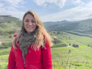 Geboren aus dem Feuer des Erdinneren. Die fruchtbaren Felder im Kaiserstuhl verdanken ihren Reichtum längst vergessenen Vulkanen. Deutschland war ein Vulkanland. Jasmina Neudecker folgt der Spur des Feuers. Drohen neue Ausbrüche?