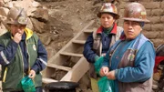 Minenarbeiterinnen in einem Bergwerk in Oruro, Bolivien. Kokablätter helfen gegen die Erschöpfung.