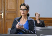 Während der Verhandlung macht Sarah (Mariella Ahrens) sich eifrig Notizen, nicht ahnend, dass die "Spionin" Lilith (Susanne Bormann) alles im Blick hat.