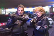 Claudia (Janette Rauch, r.) und Tarik (Serhat Cokgezen, l.) haben den gesuchten Unfallwagen in einer Tiefgarage gefunden und sichern das Fahrzeug.