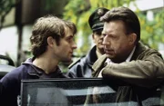 Kommissar Joe Hoffer (re: Jörg Gudzuhn) knöpft sich Jakob Söllner (li: Jonas Laux) vor, der im Verdacht steht, sich am mutmaßlichen Mörder seiner Mutter gerächt zu haben.