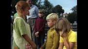 Der Abschied ist so traurig, dass Annika (Maria Persson, r.) gar nicht mehr hinsehen kann.