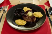 Leibgericht: Rinderfilet mit Balsamico-Zwiebelsauce, Rosmarin-Knoblauch-Butter und Polenta von Aniko Reusche