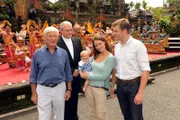Ausflug nach Bali: Siegfried Rauch, Dietrich Mattausch, Baby Elliana North, Sarah Maria Besgen, Jens Atzorn (v. li. n. re)