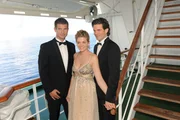 "Das Traumschiff: Kambodscha" mit Benjamin Hellwig (Simon Böer, l.), Manuela Förster (Nina Bott, M.) und Tobias Förster (Steffen Groth, r.).