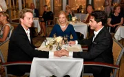 Nach der Aussprache mit seiner Mutter June (Sabine Postel, M.) kann Sam (Tim Morten Uhlenbrock, l.) sich endlich zu Ben (François Goeske, r.) bekennen.