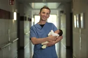 Bei einer Geburt müssen Mütter und ihre kleinen Babys Unglaubliches leisten. "PUR+"-Moderator Eric Mayer durfte auf einer Geburtenstation das Wunder einer Geburt miterleben. Bei einer Geburt müssen Mütter und ihre kleinen Babys Unglaubliches leisten. "PUR+"-Moderator Eric Mayer durfte auf einer Geburtenstation das Wunder einer Geburt miterleben.