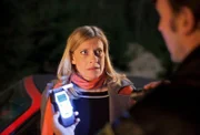 MDR Fernsehen MORD MIT AUSSICHT II, FOLGE 20, "Waldhaus Amore", am Montag (26.01.15) um 22:55 Uhr. Sophie Haas (Caroline Peters, l.) gerät nach einem kleinen Umtrunk anlässlich Bärbels Geburtstag in eine Alkoholkontrolle. Polizist Schulte (Piet Fuchs, r.) stellt fest, dass sie zuviel getrunken hat und schon ist der Führerschein weg.
