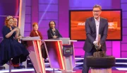 Lässt sich frisches Holz leichter spalten als altes?  Moderator Florian Weber geht die Frage im Beweis praktisch an. v.li.: Enie van de Meiklokjes, Bodo Bach, Alice Hoffmann, Christoph Sonntag und Florian Weber.