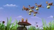 Die Bienen fliegen sehr diszipliniert.