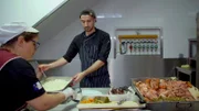 Der Koch Joao Fialho (r.) beim Anrichten des typischen Gerichts "Cozido", das in den heissen Quellen des Ortes Furnas auf der Insel Sao Miguel zubereitet wird.