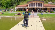 Im Kaiserwinkl findet sich ein Stück Tirol. Wilder Kaiser und Zahmer Kaiser wachen über die 4 Orte Kössen, Walchsee, Schwendt und Rettenschöss. Die urigen Hütten und Almen bieten schmackhafte Köstlichkeiten und regionale Spezialitäten. Im Bild: Harry Prünster am Walchsee in Tirol.