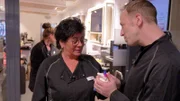 S02E44: Daniel hat seinen letzten Arbeitstag - er braucht mehr Geld und hat gekündigt. Für Gabi hat er noch ein Abschiedsgeschenk.