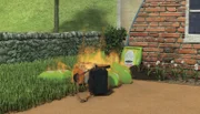 Der Rasenmäher rast auf die Düngesäcke zu und fängt Feuer.
