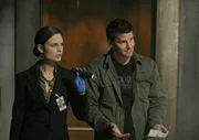 Brennan (Emily Deschanel) und Booth (David Boreanaz) untersuchen den Tod einer jungen Kellnerin, die bei einer Explosion auf der Party kolumbianischer Drogenfahnder nur scheinbar zufällig anwesend war.