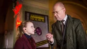 Alice (Emilia Flint) überreicht dem verdutzten Auktionshausleiter Modick (Lutz Herkenrath) den verloren geglaubten „Pink Star“.