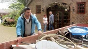 Trödelexperte Sükrü (li.) will der Familie unbedingt helfen. Keine einfache Aufgabe, denn Ursula hängt sehr an den Erbstücken. Wird sie diese überhaupt verkaufen? Der Verkaufsexperte muss einige Überzeugungsarbeit leisten.