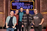 Moderator Kai Pflaume (M.) und seine Rateteam-Kapitäne Bernhard Hoëcker (l.) und Elton (r.) begrüßen in dieser Sendung den Schauspieler André Hennicke (2.v.l.) und den Schauspieler Florian Martens (2.v.r.).