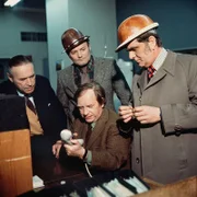 SWR Fernsehen TATORT: GEFÄHRLICHE WANZEN, am Sonntag (22.02.15) um 23:45 Uhr. (Erstsendung 29.09.1974) Bei der Spurenverfolgung im Zusammenhang mit dem toten Scholl, ist Kommissar Lutz (re. Werner Schumacher) auf eine grosse Karlsruher Raffinerie gestoßen und auf den ehemaligen Polizeikollegen Wöhrle ( Werner Kreindl, Mitte hinten), der inzwischen als Werkschutzleiter Karriere gemacht hat. Nicht ohne Stolz und heimliches Überlegenheitsgefühl erklärt sich Wöhrle gern bereit, Lutz bei seiner Arbeit zu unterstützen und ihn von seiner intimen Kenntnis des Raffinerie-Geländes profitieren zu lassen.