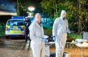 Die „Spusi“ sichert Spuren am Unfallort: Strahl (Christoph Tomarek, l. mit Komparse, r.) wird schnell klar – hier hat jemand nachgeholfen.