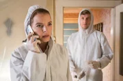 Viola Delbrück (Yvonne Catterfeld) und Böhme (Jan Dose) untersuchen den Tatort.