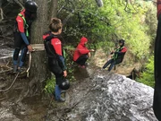 Heute heißt es für die Sechs Abenteurer rein ins Wasser und furchtlos einen Wasserfall hinunter klettern.