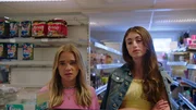 Silje (Sienna Rosie Schei, links) und Lea (Sofia Haug Khoury, rechts) sind sauer.