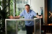10.000 Liter Luft atmen wir täglich ein – 10 mal einen Kubikmeter. Und damit auch alles, was darin schwebt. Fast die gesamte Weltbevölkerung (99 Prozent) atmet immer noch Luft ein, die ihre Gesundheit gefährdet und die WHO-Grenzwerte für Luftqualität überschreitet. Eckart von Hirschhausen erklärt, wie wir das Problem in den Griff bekommen können – in „Wissen vor acht – Erde“.