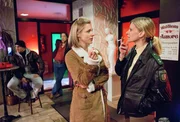 Der Besitzer des Bordells "Waldhaus Amore" ist erschossen worden. Sophie Haas (Caroline Peters, r.) pfeift auf ihre Suspendierung und nimmt die Ermittlungen auf - sie verhört Bea Fischer (Friederike Linke, l.).