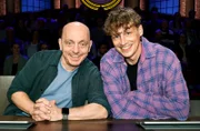 Rateteam-Kapitän Bernhard Hoëcker (l.) mit Singer-Songwriter Tim Bendzko (r.).