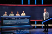 Moderator Alexander Bommes (r.) mit den Kandidat:innen (v.l.n.r. am Panel): Antje Oestmann, Benjamin Groß, Ida Klein und Gunnar Hoff.